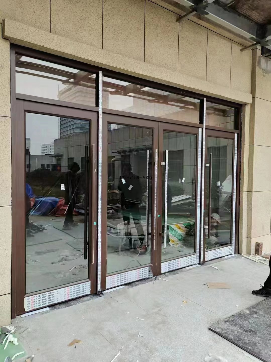 铝合金地弹簧门