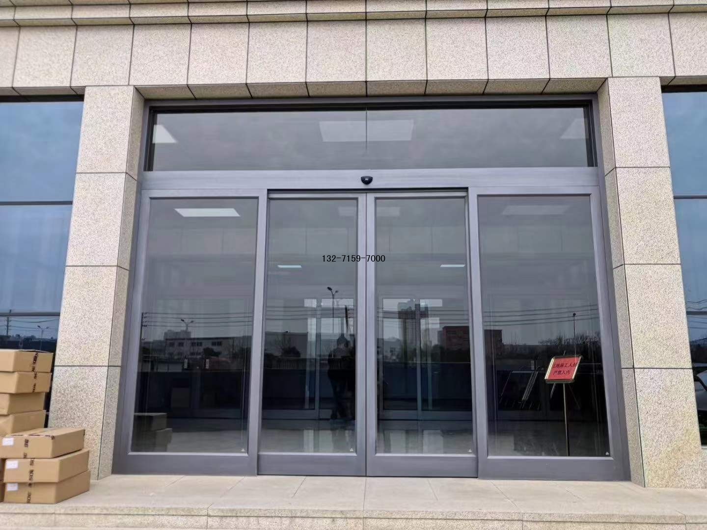 灰拉丝铝合金型材门
