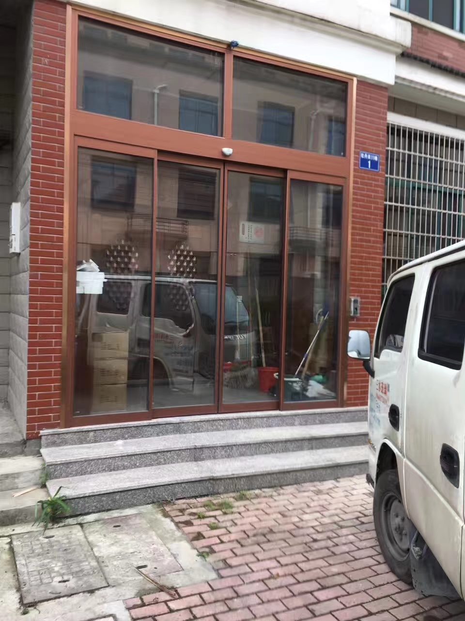 商铺玻璃自动门:红砖老楼临街商铺的铜色框玻璃自动门改造现场
