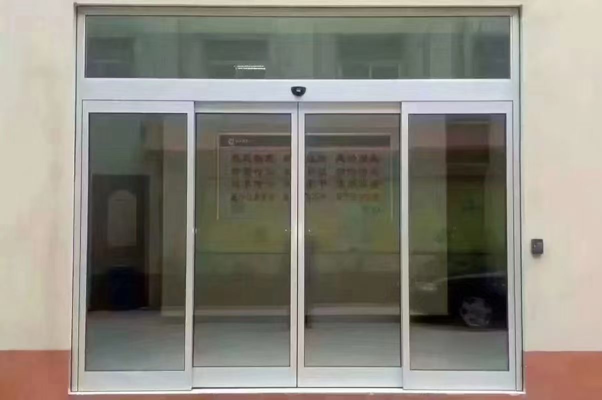 机构入口自动门:机构类建筑入口的银色框玻璃自动门,外墙为红色涂装