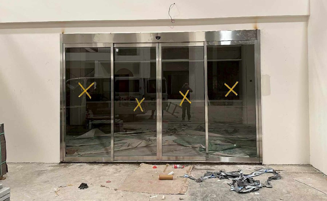 自动门工程案例总览,四扇不锈钢框玻璃感应门安装现场实拍