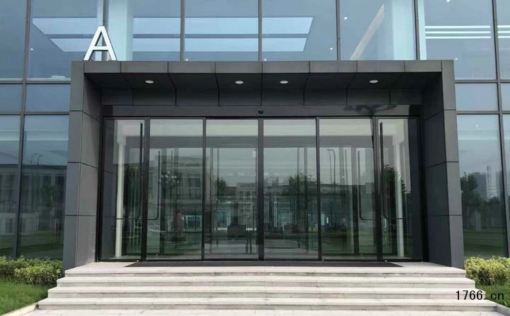 办公楼入口双扇自动感应门与顶部驱动装置实景